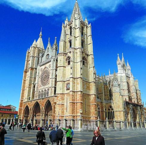 La catedral de León, conocida como la Pulchra leonina, es una joya gótica que además cuenta con una colección de vidrieras para quitar el hipo. ::