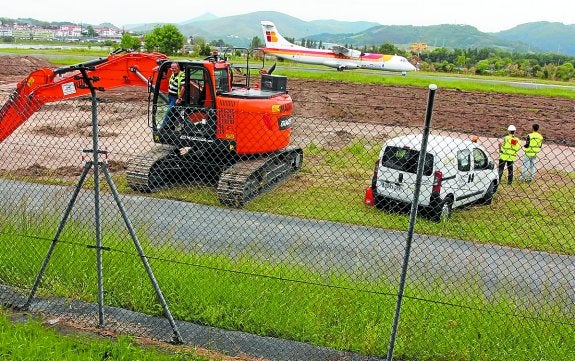 Un avión aterriza ayer en Hondarribia, mientras las máquinas esperan paradas. 