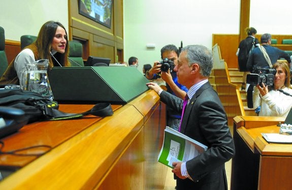 Bakartxo Tejeria e Iñigo Urkullu, ayer durante el pleno del Parlamento Vasco.