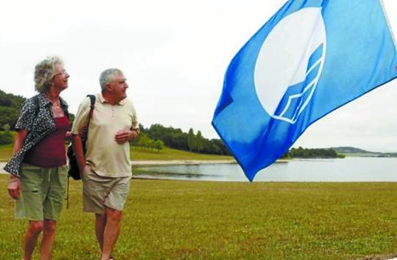 Una bandera azul ondea en una playa alavesa. 