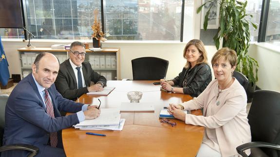 La consejera Arantxa Tapia se ha reunido con su homólogo navarro, Manu Ayerdi, en Pamplona.