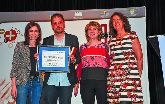 Premio. Uribe acompañado por la alcaldesa y las diputadas Miren Dobaran y Lorea Bilbao. 