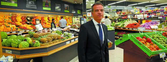José Ramón Fernández de Barrena, director general del Grupo Uvesco, en uno de los supermercado que BM tiene en Irun.