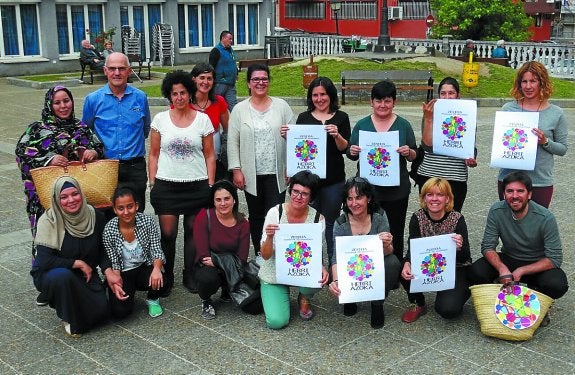 Herri azokako zenbait partaide. 