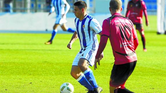 Luca Sangalli conduce el balón en el choque de ida contra el Mensajero en Zubieta.