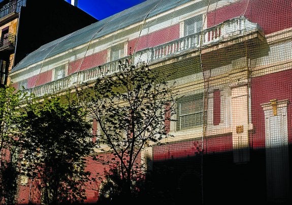 Aspecto de una de las fachadas del Bellas Artes, ahora protegida por una malla de seguridad.