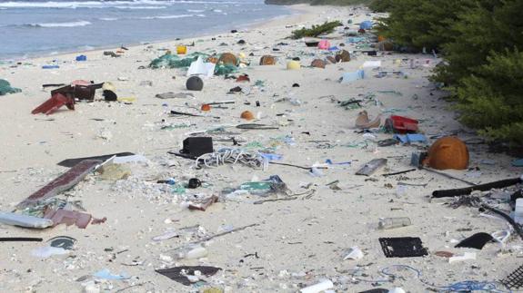 Una playa de la isla Henderson llena de basura.