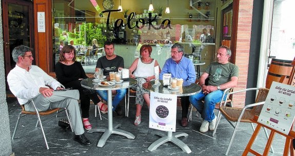 Campaña en cafeterías. El alcalde de Lezo, ediles y comerciantes ayer en Taloka.