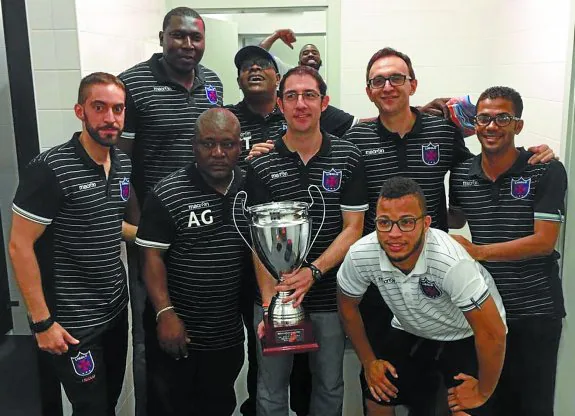 Campeones. Encinas, con la copa en la mano, posa junto con el resto del staff del Líbolo de Angola.