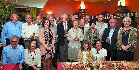 Integrantes de la actual junta directiva, expresidentes y colaboradores del CIT, en el restaurante Frontón, en la comida del 50 aniversario.