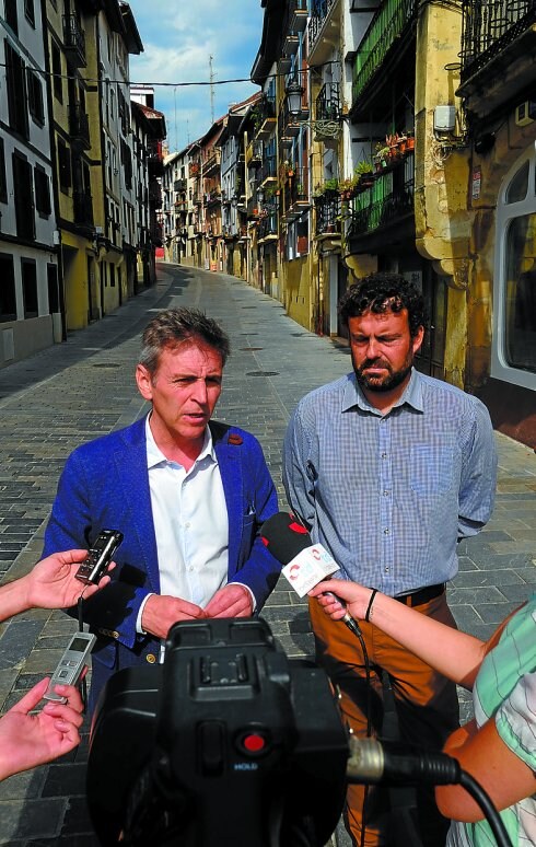 Xabier Iridoy y Álex Aristegieta, en la calle Larretxipi. 