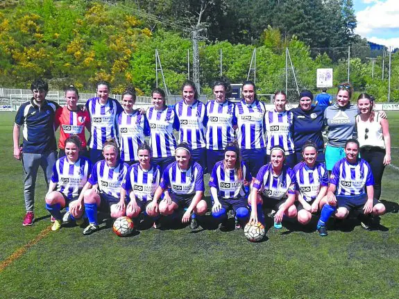 Conjunto sénior femenino del Mondra, antes del encuentro ante el Allerru en Mojategi.