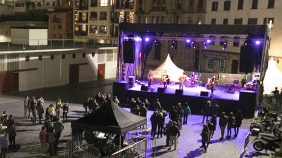 Imagen de una actuación de danza en la plaza Jose María Sert, como parte del Olatu Talka. 