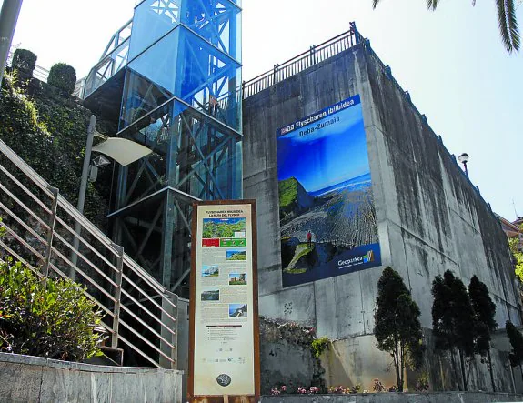 El nuevo panel y la imagen de Carballo, junto al ascensor. 