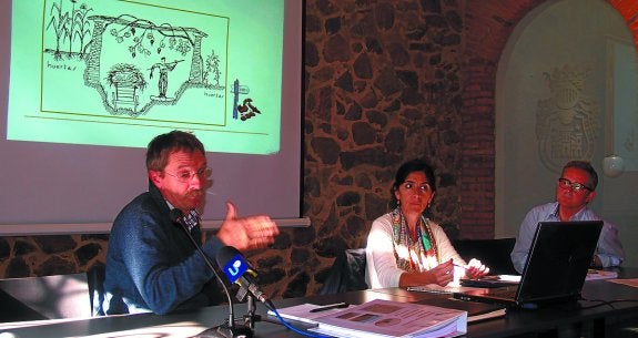 Caminos rurales. Técnicos de Sendo SL y Jon Luqui, alcalde de Urretxu, durante la explicación. 