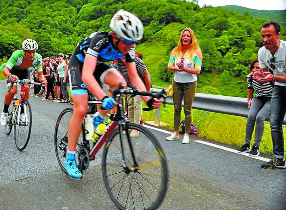 Mano a mano de Telmo Semperena y Ekain en la subia a Aia. 