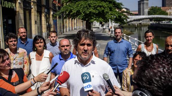 Pello Urizar atiende a los periodistas en Bilbao.