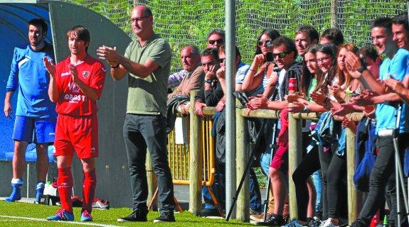 Igor Larrea, AKEko futbol talde nagusiko entrenatzailea, Eztalan. 