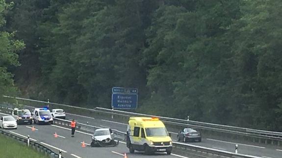 Un autobús y un coche colisionan en la AP-8 en Elgoibar