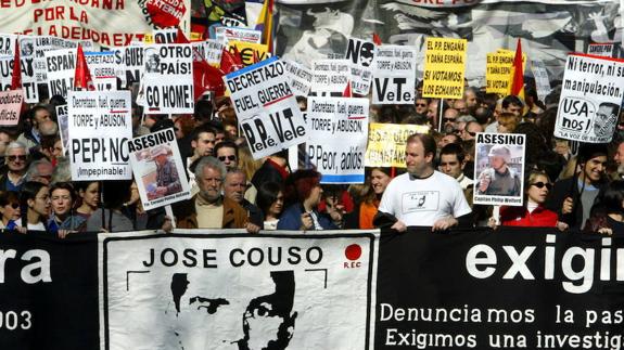 Manifestación en Madrid con pancartas en contra de la guerra y en memoria del cámara de televisión José Couso, asesinado por tropas estadounidenses durante la guerra de Irak. 