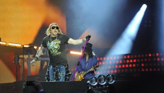 Miles de fans vibran con Guns N’ Roses en San Mamés