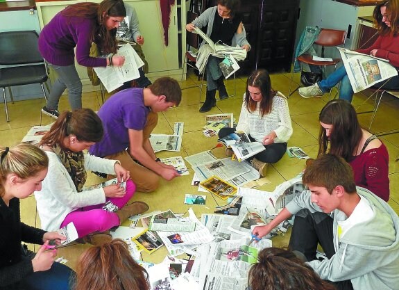 Jóvenes legazpiarras durante uno de los cursos de monitores de tiempo libre impartidos en Legazpi. 