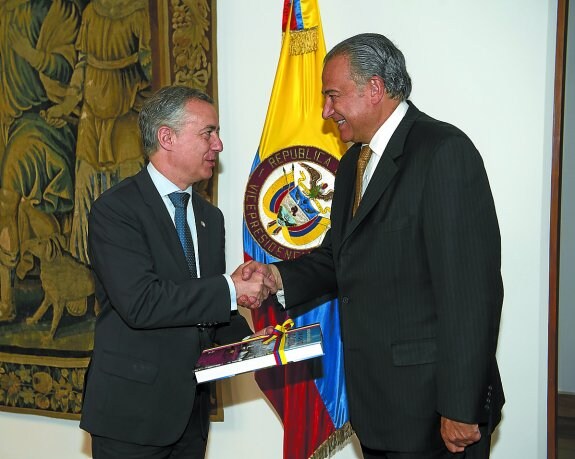 El lehendakari recibe un libro de regalo del vicepresidente de Colombia, Óscar Naranjo Trujillo. 