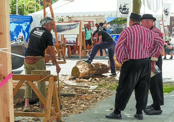 En Morbihan. Los carpinteros de ribera de Albaola trabajaron de cara al público.