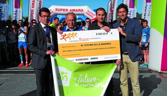 Donación. La fundación 'El futuro es la memoria' recibió un talón de 688 euros en la pasada Carrera de Empresas. Iñigo Olaizola, director de la carrera, junto a José Ramón Arriarán y Javier Cortajarena, de la fundación, y David Martínez, director general de El Diario Vasco.