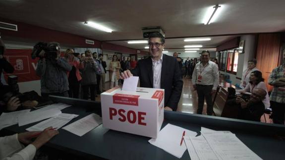 Patxi López, durante la votación.