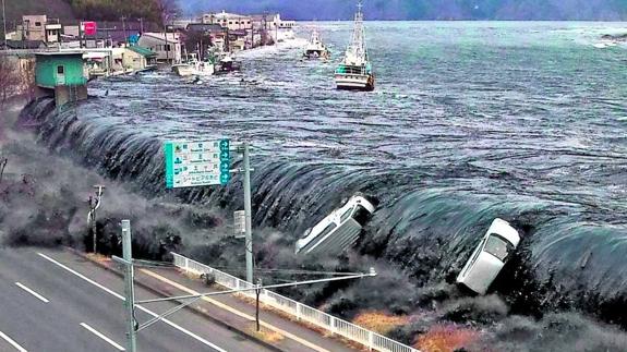 El mar supera todas las barreras en su avance incontenible durante el tsunami que sufrió Japón en 2011.