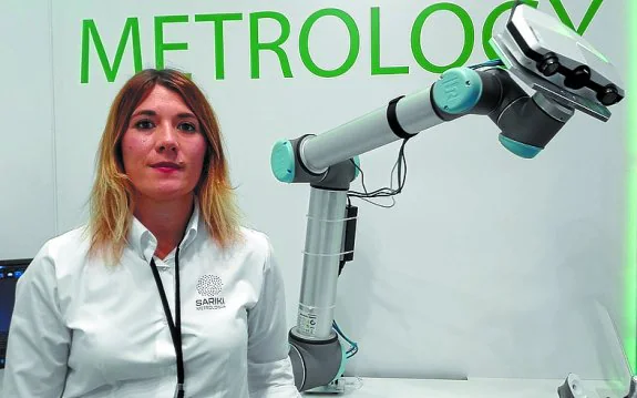 Ainhoa Isasi, junto a un robot de Sariki.