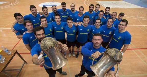 La plantilla bidasotarra arropa a Zubiria y Dejanovic, que muestran las dos Copas del Rey logradas por el Bidasoa.