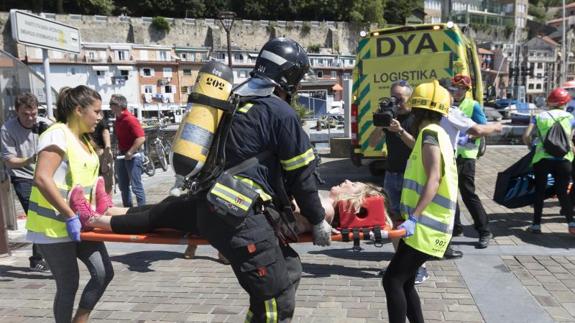 Bomberos y efectivos de la DYA durante el simulacro.