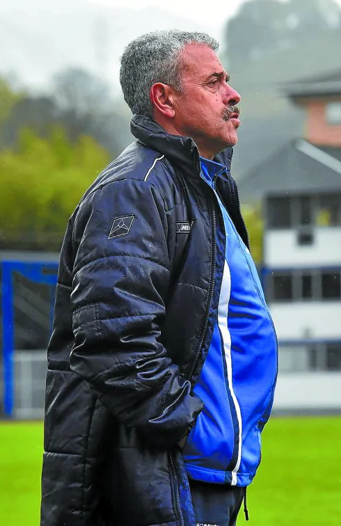 Justo Lillo, dirigiendo al equipo en un partido en Berazubi.