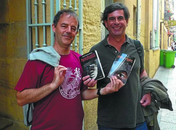 Jon Arretxe y Javier Sagastiberri, ayer en San Sebastián. 
