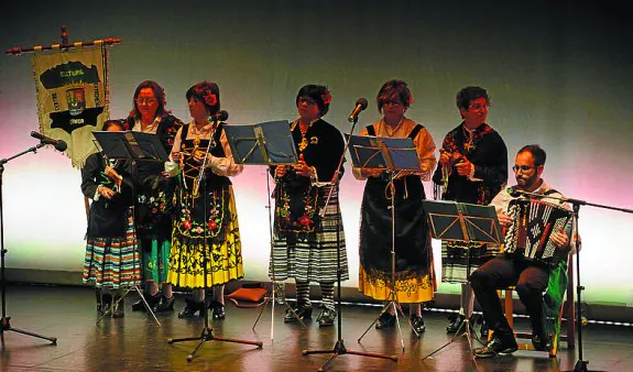 Fusión. Dantzaris de Erketz y sevillanas del grupo Zambra en una actuación mixta que combinó el baile euskaldun y andaluz.