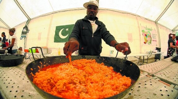 Una carpa en la Alameda acogió los cocineros que prepararon el arroz de más de diez formas diferentes. 