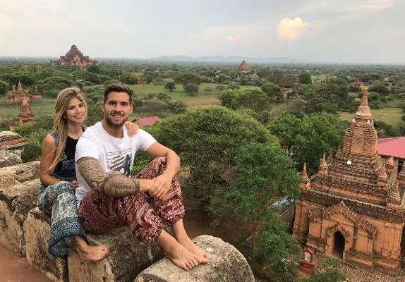 Iñigo Martínez, con su mujer Nerea en Myanmar. 