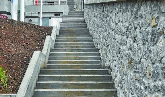 Próximamente se colocará la barandilla en el tramo de escaleras. 