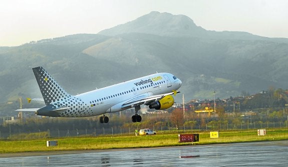 El Airbus 319 de Vueling despega del aeropuerto de Hondarribia. 