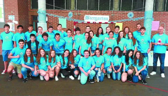 Foto de familia. Los alumnos de 1º de Bachiller, responsables de la organización de la fiesta de fin de curso.