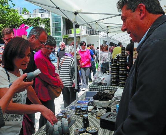 Manjar. Asistentes a la feria de la trufa del año pasado en el barrio de Herrera.