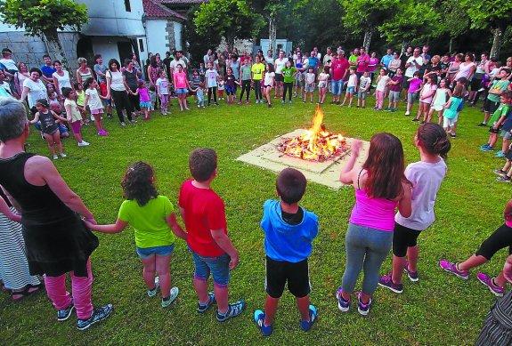 Animación. La campa de Sallobente-Ermuarán será testigo de la fiesta del fuego un año más. 