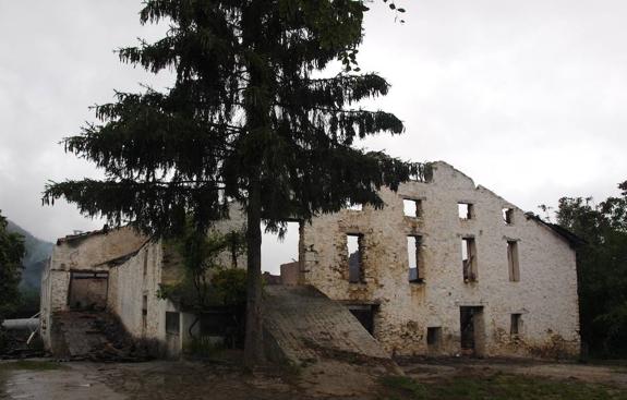 Un bombero intenta sofocar el fuego. 