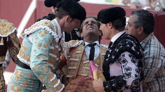 Fandiño es trasladado a la enfermería tras la cogida