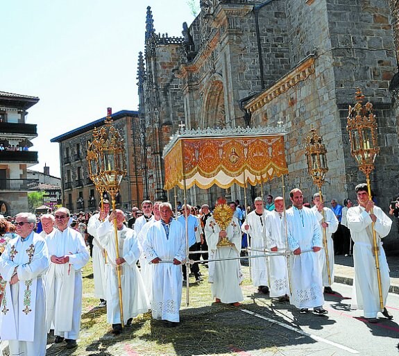 El Corpus Christi bajo el renovado palio con el clero.