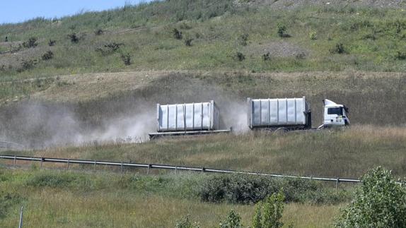 Los camiones con los residuos urbanos de los guipuzcoanos llegan a Mutiloa.