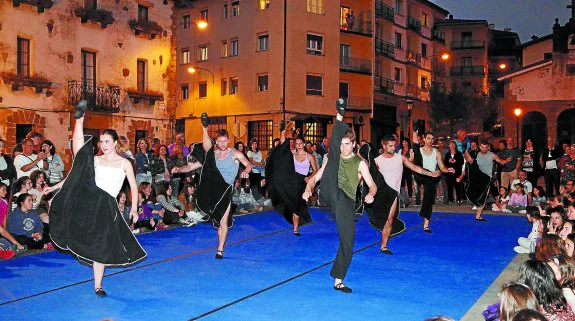 La compañía Aukeran acercó la danza a los vecinos que pudieron seguir 'Fusioak' en San Juan plaza. 