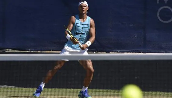 Rafa Nadal,durante el entrenamiento en pistas de hierba